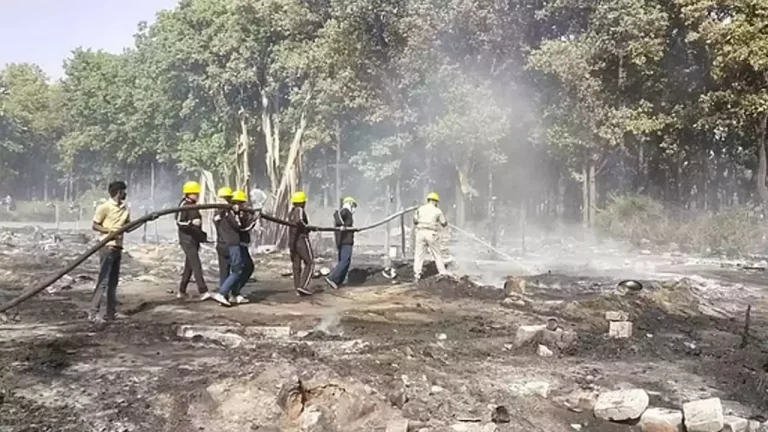 54 झोपड़ियां जलकर राख, कई लोग घायल, दो घंटे की कड़ी मश्क्कत के बाद दमकलकर्मियों ने आग पर काबू पाया