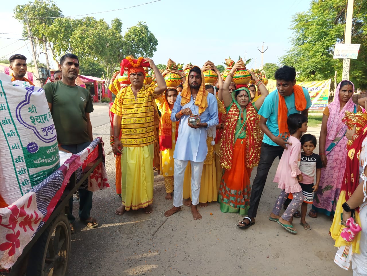 श्रीमद् भागवत कथा प्रारंभ होने से पूर्व हर्षो उल्लास के साथ निकाली गई कलश यात्रा, धार्मिक भजनों से क्षेत्र का माहौल भक्तिमय