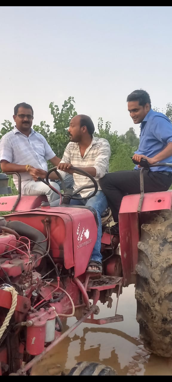 रायभूड रामगंगा नदी किनारे बने तटबंध का SDM ने टैक्टर से किया निरीक्षण,