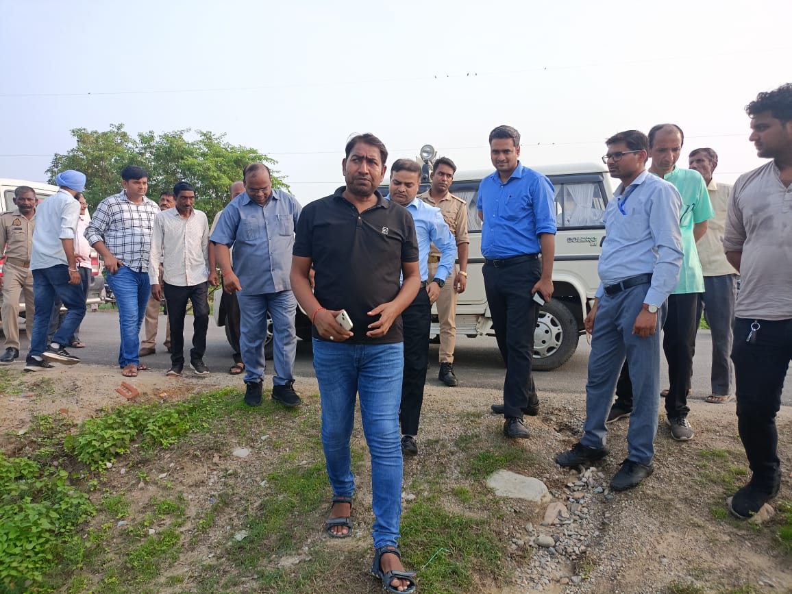 अधिकारियों ने बाढ़ प्रभावित क्षेत्रों का किया निरीक्षण ,बाढ़ चौकी प्रभारी को दिए सतर्क रहने के निर्देश