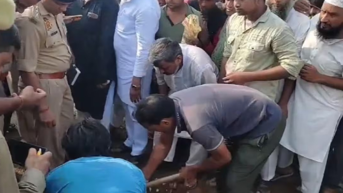 Bijnor News: कब्र खोदकर मुस्लिम धर्मगुरु के शव का सिर काट ले गए तांत्रिक,हंगामा