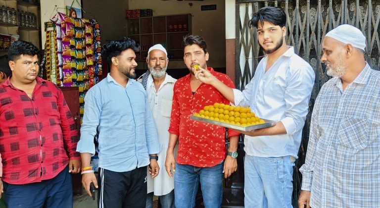 Moradabad News: सपा सांसद रुचि वीरा के स्वास्थ्य परिवार कल्याण समिति का सदस्य बनने पर बाटी मिठाई