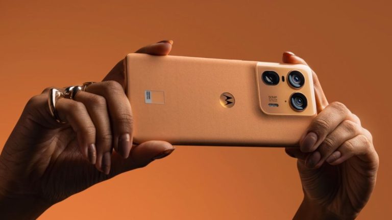 Motorola Edge 50: It comes with a 6.7-inch OLED display