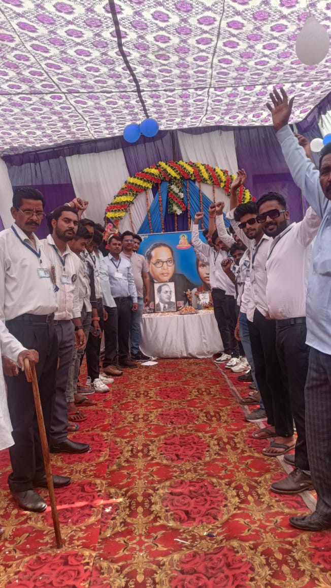 कांग्रेसियों ने मनाई भीमराव अंबेडकर की प्रतिमा का पुष्प श्रद्धांजलि अर्पित की गई