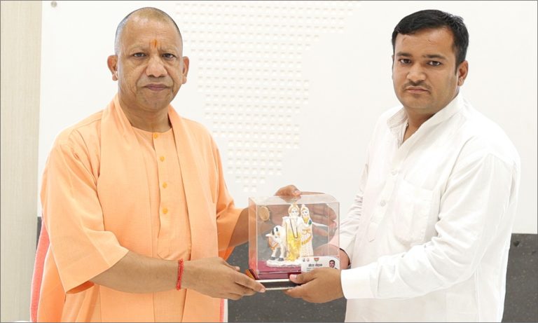 Moradabad News:  गौरव चौहान ने CM योगी आदित्यनाथ से की मुलाकात, रेलवे स्टेशन को मंजूरी दिलाने हेतु सौंपा प्रार्थना पत्र