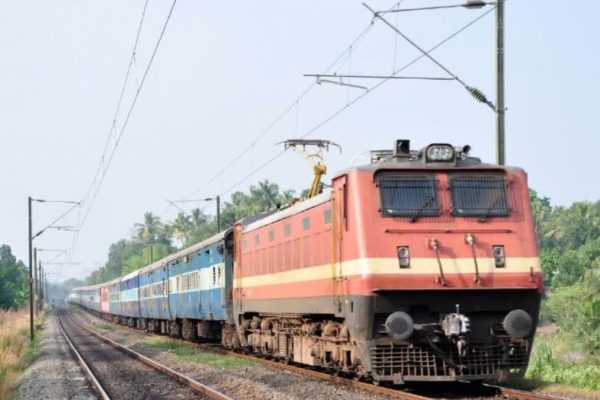 ऑनलाइन टिकट बुकिंग करने वालों के लिए आई बुरी खबर! रेलवे ने बदली ये बड़ी ची