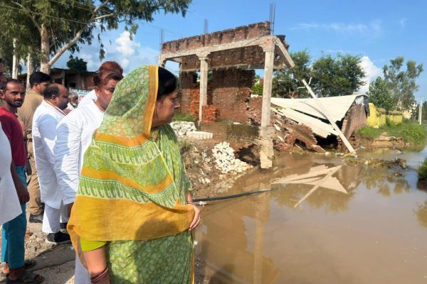मुरादाबाद: सपा सांसद रुचि वीरा ने किया बाढ़ प्रभावित क्षेत्रों का दौरा